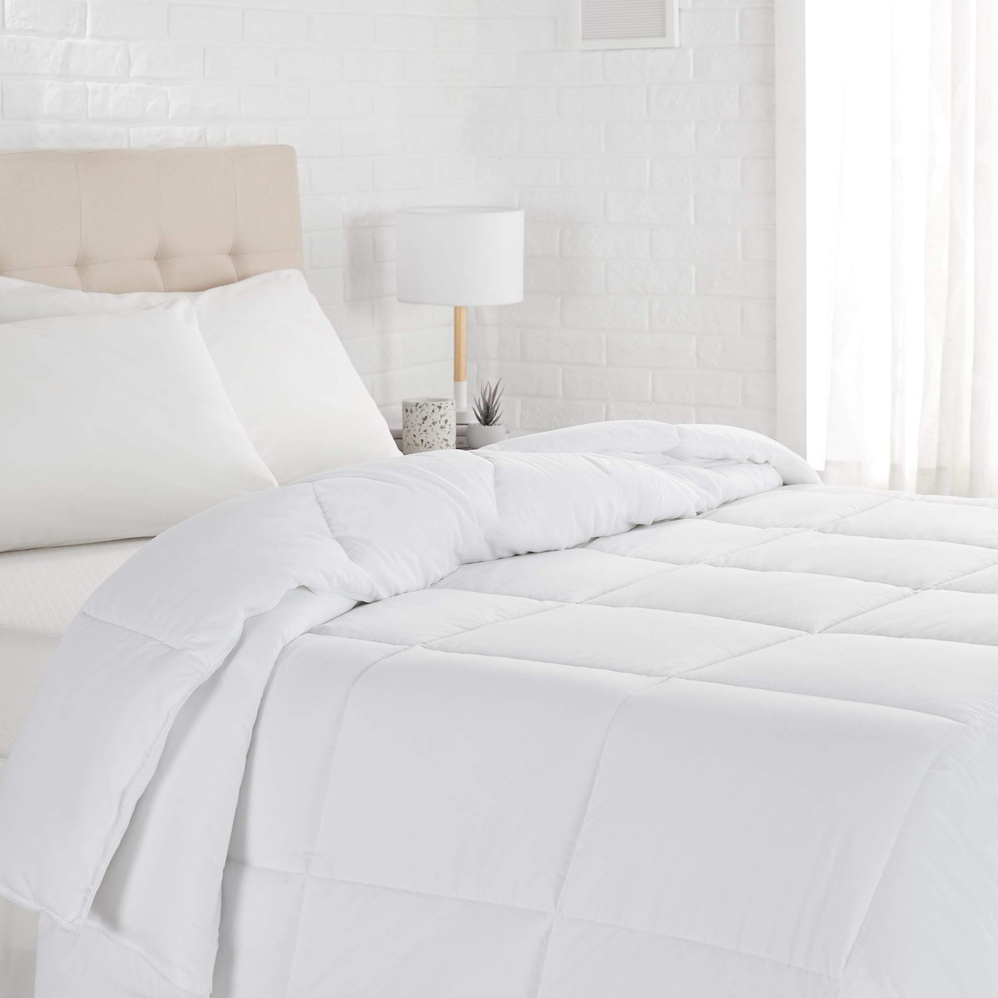 Amazon Basics White Down Alternative Comforter and Duvet Insert with Corner Tabs (Twin, Light)