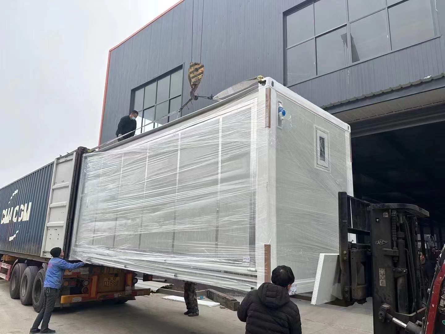 Prefabricated Waterproof 20FT Folding Container Expandable Mobile Home with Configuration, Including Kitchen, Shower, wash Basin, and Water Heater.