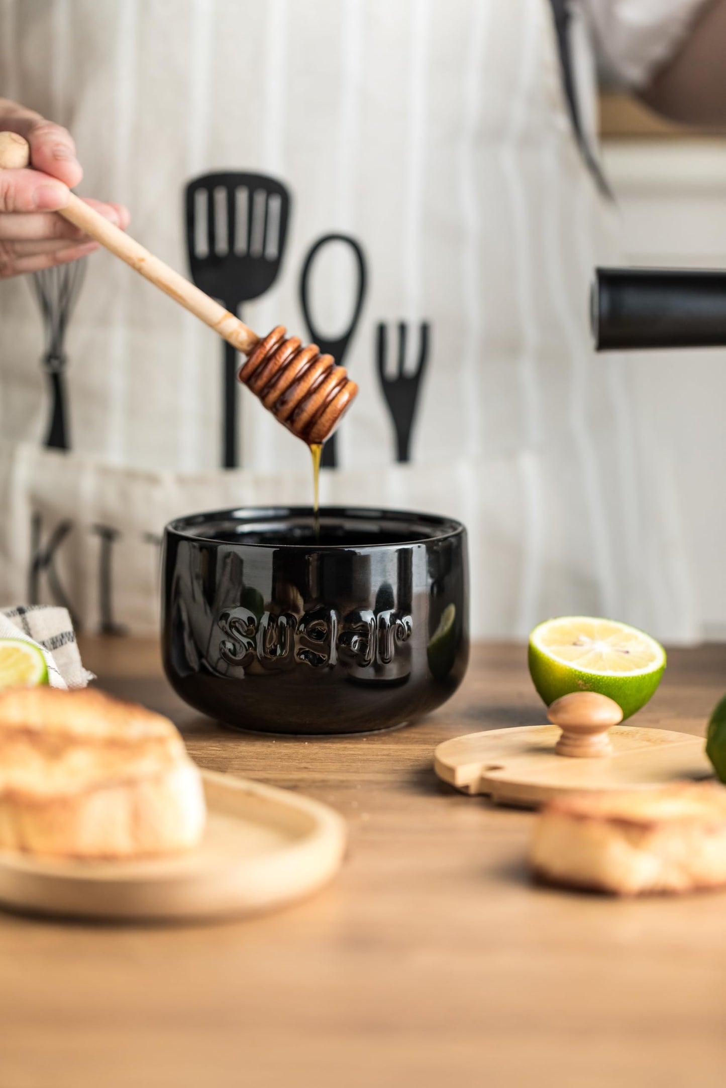 LYEOBOH Black Sugar Bowl with Lid and Spoon, 17 OZ Sugar Jar, Sugar Container for Coffee Bar, Ceramic Jar with Lid, Sugar Bowls for Countertop, Azucarera for Kitchen