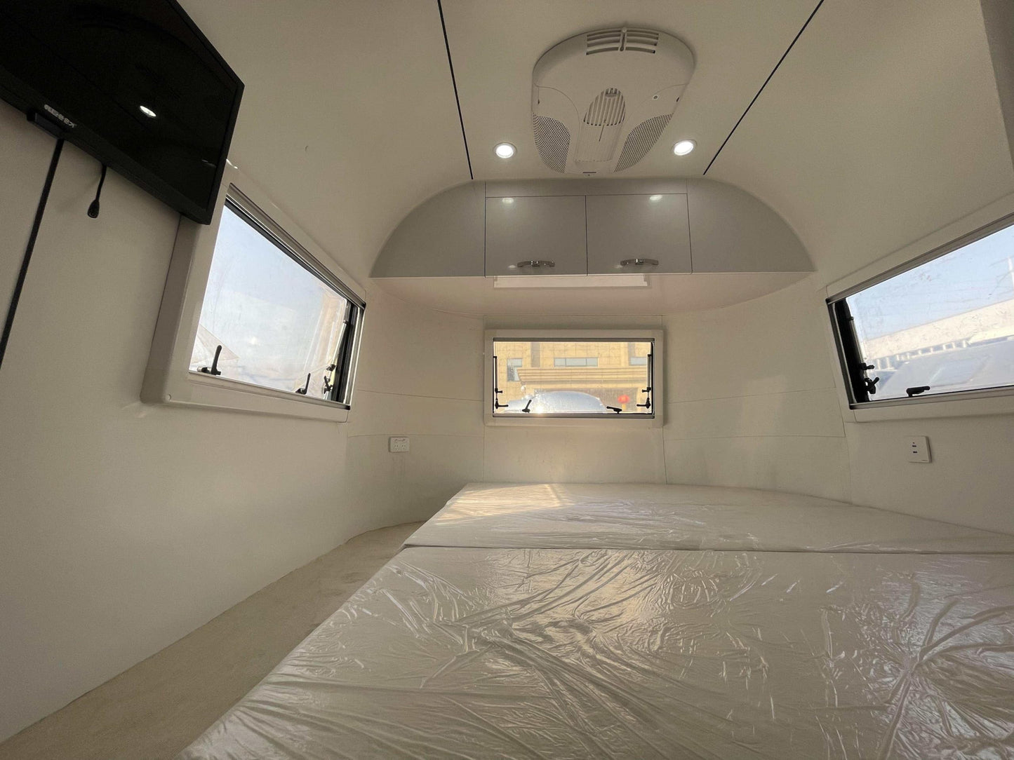Airstream Caravans Trailer with Bedroom/Living Room/Bathroom and Kitchen.Now Travelling is Much Easy, 24 * 7.15 * 8ft.