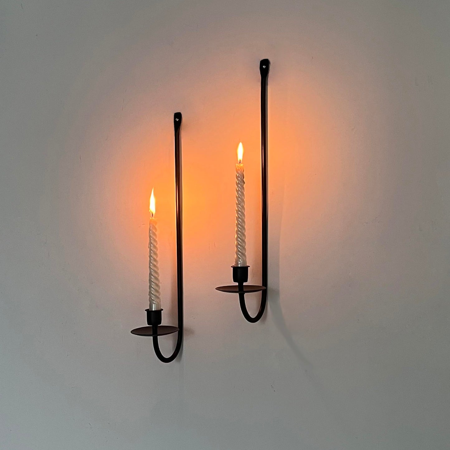 Remenna Metal Wall Candle Sconce Holder Set of 2 Wall Mount Candle Holders Modern Wall Candle Sconces Hanging for Living Room Farmhouse Fireplace Wedding 16.5"×5"×3" (Black)