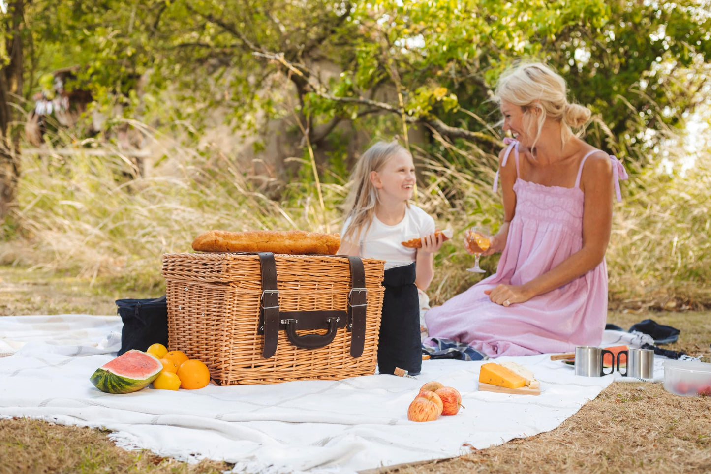 PICNIC TIME Romantic Canterbury Deluxe Wicker Picnic Basket Set for 2, with Blanket and Soft Cooler, One Size, Navy with Plaid