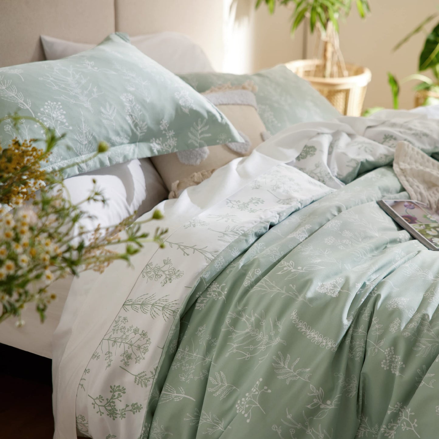 Bedsure Queen Comforter Set - Sage Green Comforter, Cute Floral Bedding Comforter Sets, 3 Pieces, 1 Soft Reversible Botanical Flowers Comforter and 2 Pillow Shams