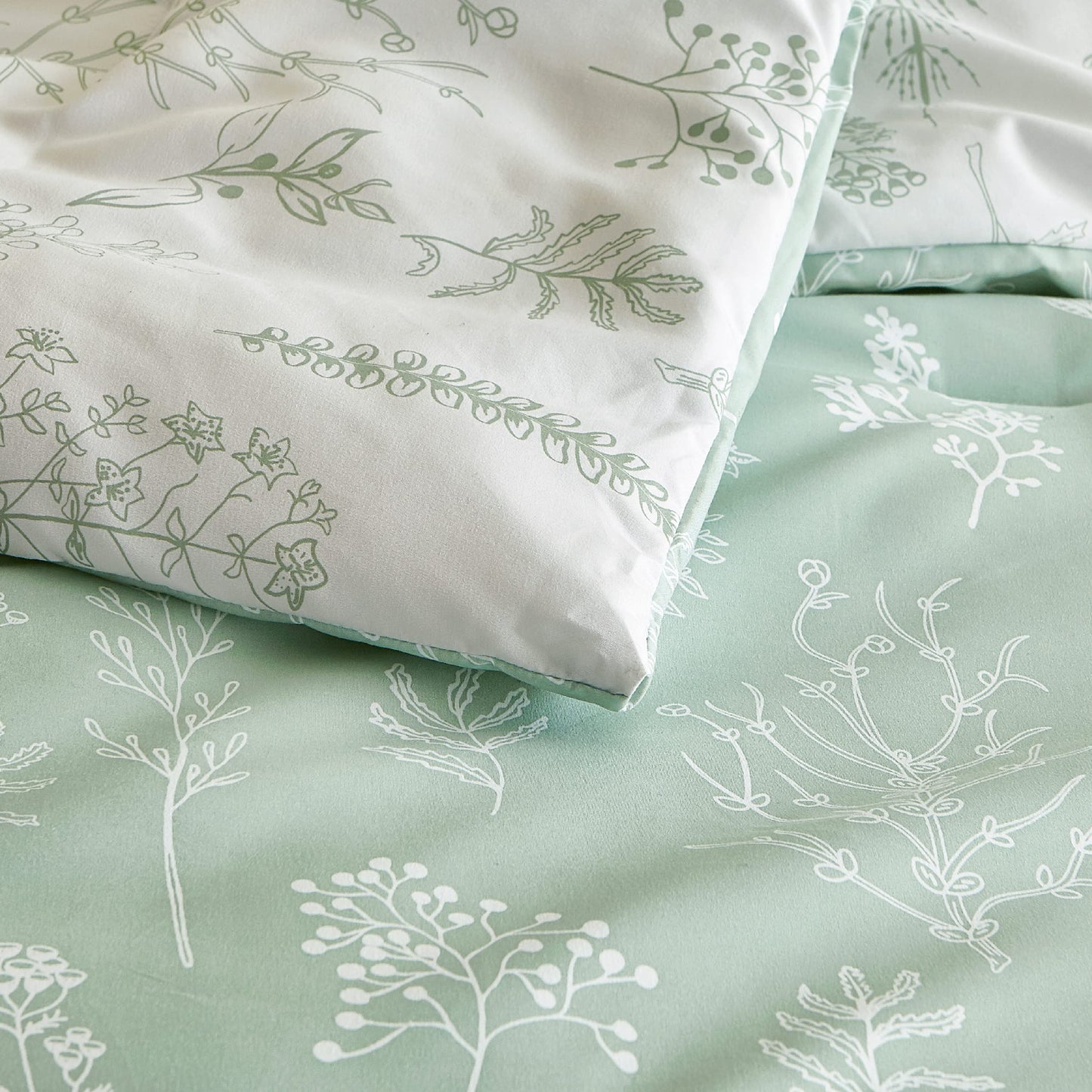 Bedsure Queen Comforter Set - Sage Green Comforter, Cute Floral Bedding Comforter Sets, 3 Pieces, 1 Soft Reversible Botanical Flowers Comforter and 2 Pillow Shams