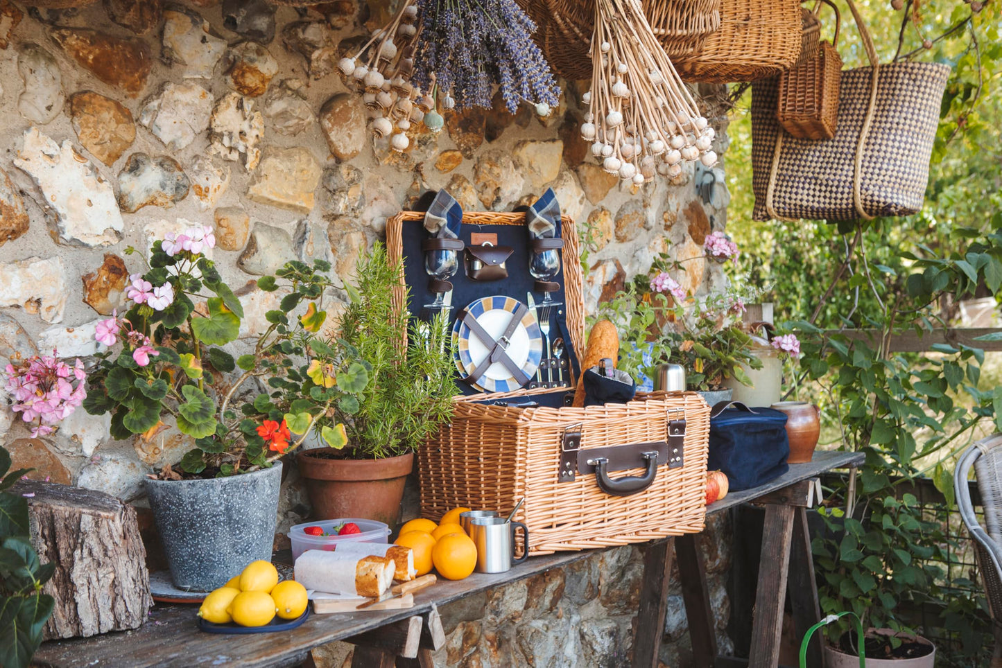 PICNIC TIME Romantic Canterbury Deluxe Wicker Picnic Basket Set for 2, with Blanket and Soft Cooler, One Size, Navy with Plaid